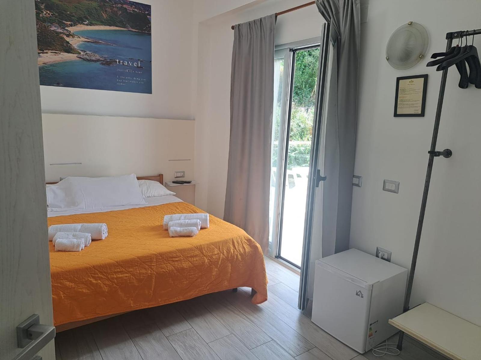 B&B Decarlo Property Тропея Экстерьер фото